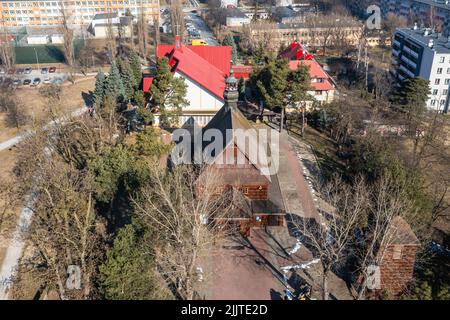 Église en bois de Saint Florian et nouvelle église à Stalowa Wola, capitale du comté de Stalowa Wola dans la voïvodeship subcarpathe de Pologne Banque D'Images