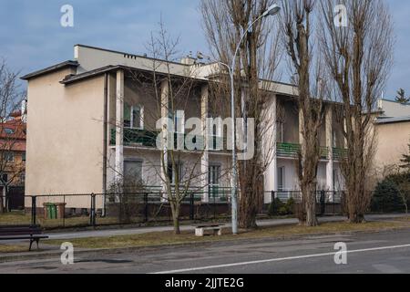 Anciens bâtiments modernistes sur la rue Stefan Wyszynski à Stalowa Wola, capitale du comté de Stalowa Wola, dans la Voïvodeship subcarpathe de Pologne Banque D'Images