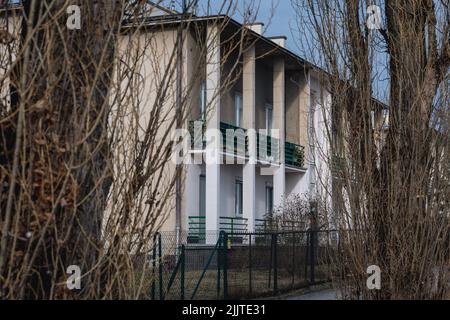 Anciens bâtiments modernistes sur la rue Stefan Wyszynski à Stalowa Wola, capitale du comté de Stalowa Wola, dans la Voïvodeship subcarpathe de Pologne Banque D'Images
