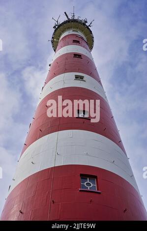 Un cliché vertical du phare de Bornrif sur l'île d'Ameland, aux pays-Bas Banque D'Images