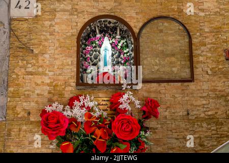 Autel de la rue Wall, quartier espagnol, Naples, Italie, Europe Banque D'Images