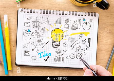 Concept de développement de la stratégie de démarrage Man Hand dessine une nouvelle stratégie d'entreprise dans la vue de dessus de l'ordinateur portable Banque D'Images