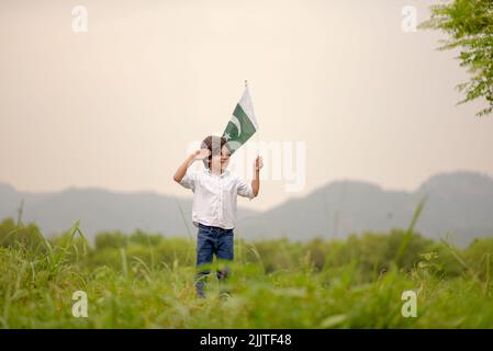 Enfant pakistanais portant le drapeau du Pakistan, F-9 Park, Islamabad, Pakistan. Banque D'Images