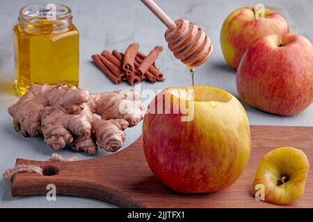 La pomme a été préparée pour être cuite au four et le filet de miel est entouré d'ingrédients à la cannelle et au gingembre Banque D'Images