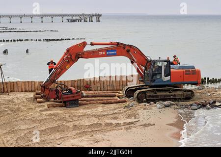 Zelenogradsk, Russie - 15 octobre 2016. Construction de coupe-eau à partir de troncs d'arbre sur le bord de mer Banque D'Images