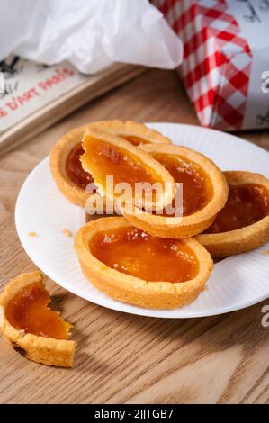 Un gros plan vertical de délicieux tartes de confiture sur une assiette Banque D'Images