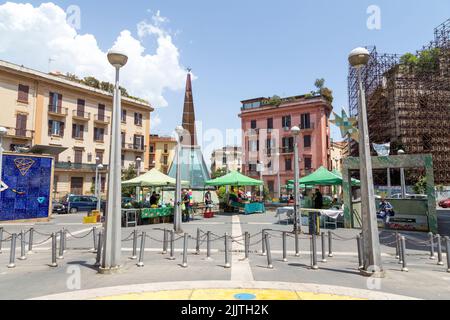 Marché aux fruits à la station de métro Materdei, Piazza Scipione Ammirato, Naples, Italie Banque D'Images