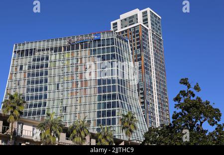 BATUMI,GÉORGIE-DÉCEMBRE 31:Radisson Blu Hotel avec Blue Sky Background. 31 décembre, 2021 à Batumi, Géorgie. Banque D'Images