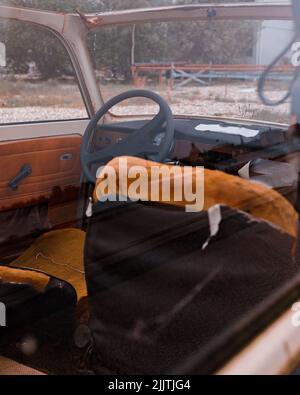 L'ancien intérieur d'une voiture d'époque garée dans la rue Banque D'Images