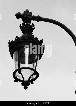 Photo verticale en niveaux de gris d'un lampadaire de rue Banque D'Images