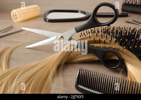 Équipement de coupe de cheveux avec détail de la terre avec des outils de coiffure autour. Vue en hauteur. Composition horizontale. Banque D'Images