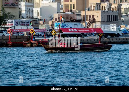 Quelques touristes dans un bateau traversant la crique de Dubaï, Émirats Arabes Unis Banque D'Images