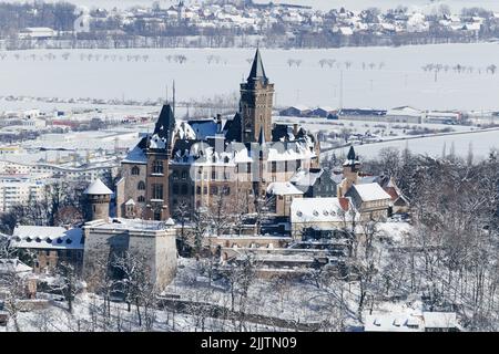 Vue sur le château de Wernigerode en hiver Banque D'Images