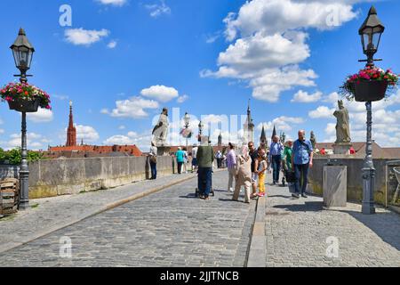 Würzburg, Allemagne - juin 2022 : ancien pont principal appelé Alte Mainbrücke, symbole de la ville et célèbre attraction touristique Banque D'Images