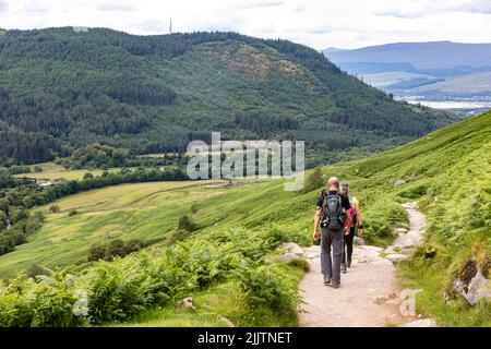 Randonneurs mâles et femelles descendent après avoir grimpé Ben Nevis, la plus haute montagne britannique, Écosse, Royaume-Uni un jour d'été Banque D'Images