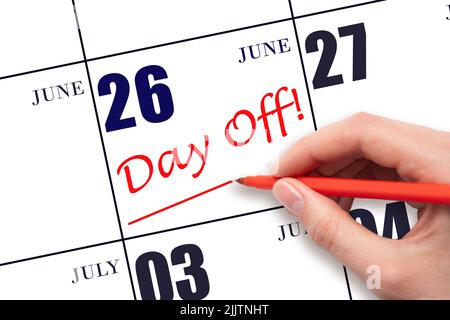 26th jour de juin. Écrire du texte à la main LE JOUR de la journée et dessiner une ligne à la date du calendrier le 26 juin. Concept de planification des vacances. Mois d'été, jour de l'année conc Banque D'Images