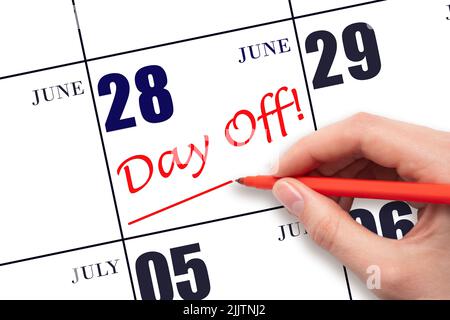 28th jour de juin. Écrire du texte à la main LE JOUR de la journée et dessiner une ligne à la date du calendrier le 28 juin. Concept de planification des vacances. Mois d'été, jour de l'année conc Banque D'Images