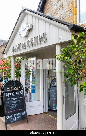 Fish and chips café restaurant à Pitlochry, Écosse, Royaume-Uni avec menu de tableau noir à l'extérieur du magasin Banque D'Images