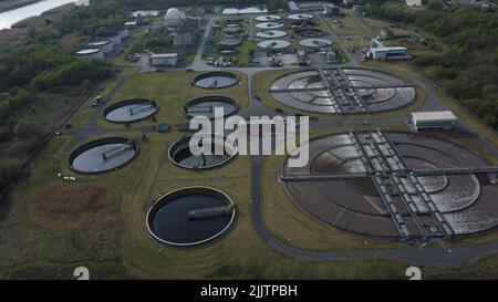 Une prise de vue aérienne par un drone de l'usine de traitement des eaux usées avec la rivière en arrière-plan Banque D'Images