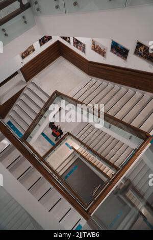 Vue de dessus de deux étudiants qui vont dans les escaliers de l'université Banque D'Images