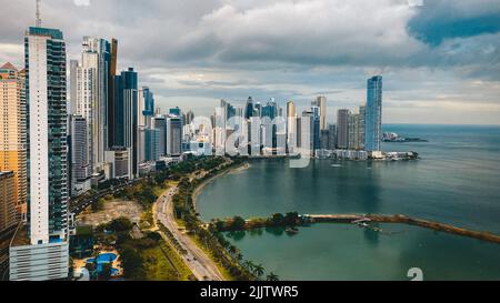 Une vue aérienne de la côte et de la ville de Panama par une journée nuageux Banque D'Images