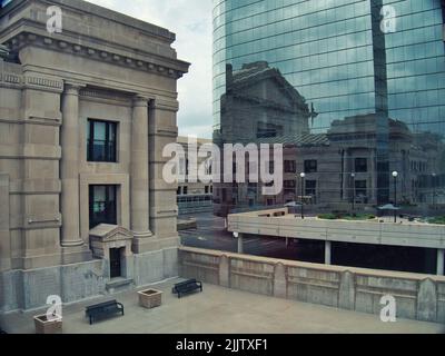 Union Station sur un bâtiment en verre à Kansas City, Missouri Banque D'Images
