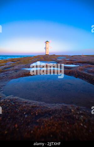 Un vieux phare à Swinoujscie, un port en Pologne sur la côte Baltique Banque D'Images