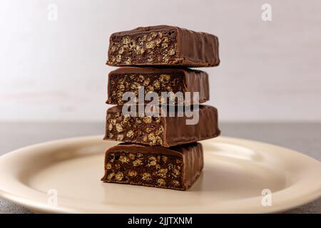 Barres protéinées Diet snack enrobées de chocolat Banque D'Images
