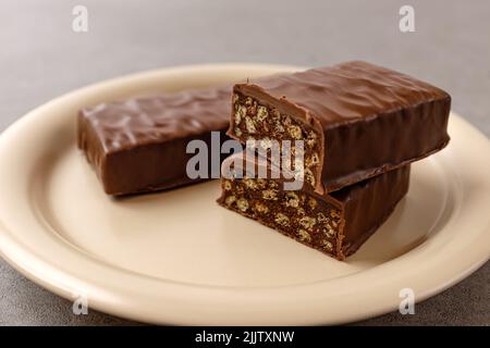 Barres protéinées Diet snack enrobées de chocolat Banque D'Images