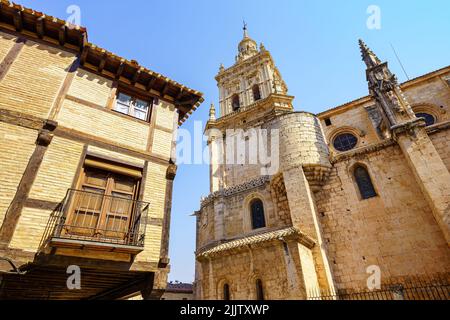 Tour de la cathédrale et balcons typiques de vieilles maisons dans la ville médiévale de Burgo de Osma. Banque D'Images