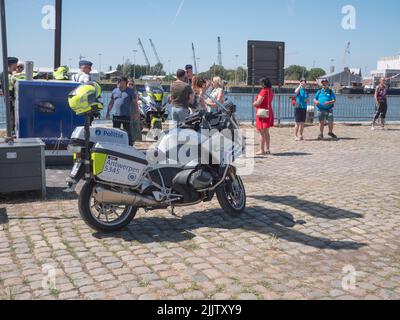 Anvers, Belgique, 24 juillet 2022, la moto de police belge d'Anvers est garée sur le quai Banque D'Images