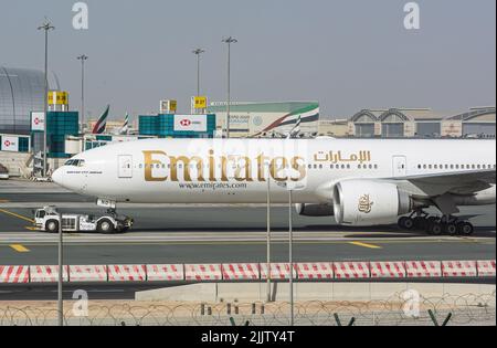 Un parking Boeing 777 300 ER de la compagnie aérienne émirat à l'aéroport international de Dubaï Banque D'Images