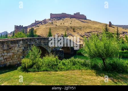 Château en ruines au sommet de la colline surplombant la ville médiévale de Burgo de Osma, Soria. Banque D'Images