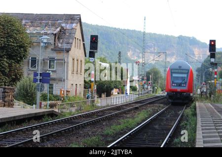 Vue arrière d'un train quittant une gare en Allemagne Banque D'Images