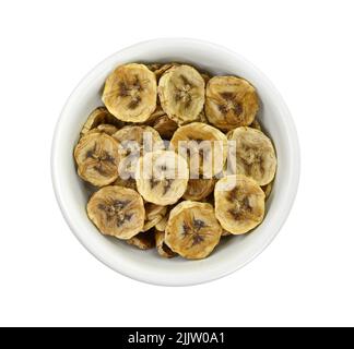 Tranche de banane séchée isolée sur fond blanc. Plusieurs chips de banane séchée isolées sur fond blanc. Banque D'Images