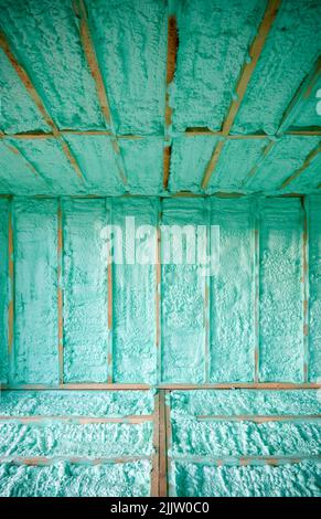 Vue rognée du mur dans la maison de cadre en bois thermoisolée par mousse de polyuréthane. Concept de construction et d'isolation. Banque D'Images