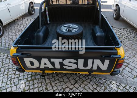 La voiture jaune historique de la marque Nissan Datsun Banque D'Images