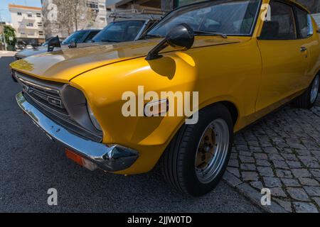 La voiture jaune historique de la marque Nissan Datsun Banque D'Images