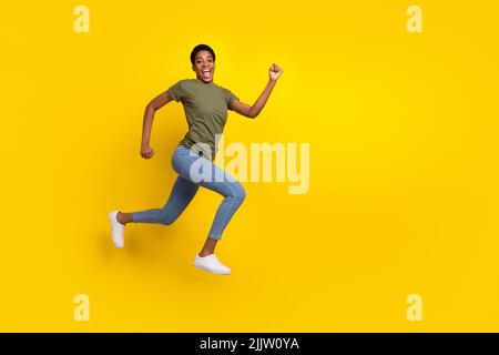 Photo pleine grandeur de la personne sportive excitée saut rapide rapide isolé sur fond jaune Banque D'Images