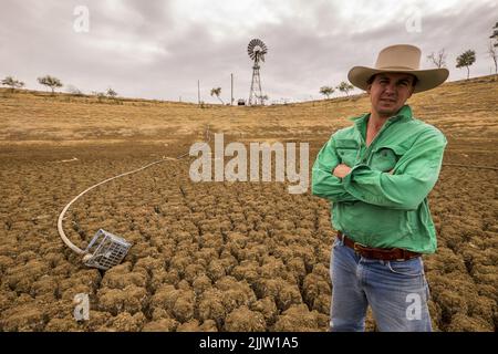 James Walker, éleveur de moutons et grazier, a photographié sur sa propriété ravagée par la sécheresse près de Longreach, dans le Queensland Banque D'Images