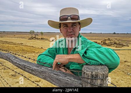 James Walker, éleveur de moutons et grazier, a photographié sur sa propriété ravagée par la sécheresse près de Longreach, dans le Queensland Banque D'Images
