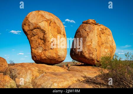 La formation géologique connue sous le nom de Marbles du diable non loin d'Uluru en Australie centrale, également connue sous le nom de karla karla dans la langue indigène locale Banque D'Images