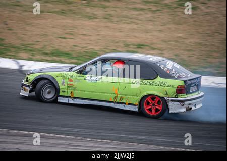 Dérive rapide de BMW E36 sur le circuit de Navarre Banque D'Images