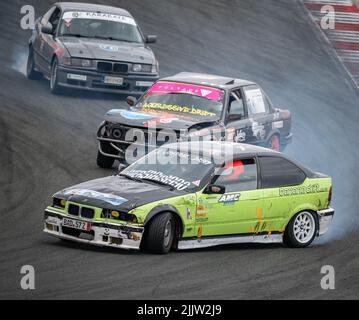 La BMW E36 verte dérive sur le circuit de Navarre Banque D'Images