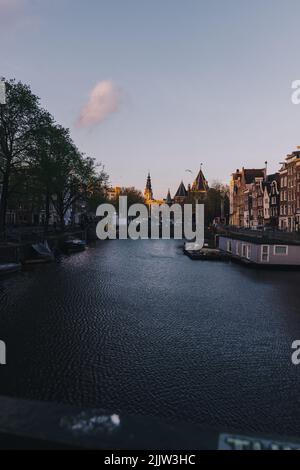 Une belle rivière à travers la ville moderne d'Amsterdam Banque D'Images