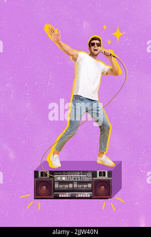 Image de collage vertical de type positif excité boombox tenir le microphone chanter en exécutant isolé sur le dessin fond violet Banque D'Images