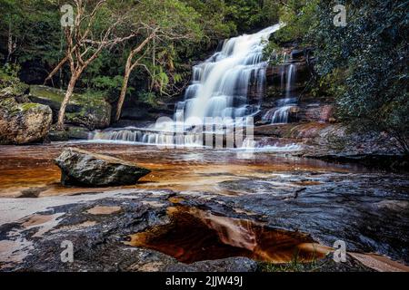 L'eau qui coule dans la cascade et Somersby tombe sur la côte centrale de Nouvelle-Galles du Sud, en Australie Banque D'Images