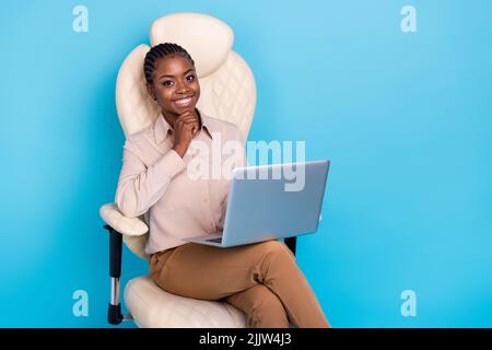 Photo d'une jeune femme d'affaires attirante brainstorming générer des idées pour nouveau démarrage isolé sur fond bleu Banque D'Images