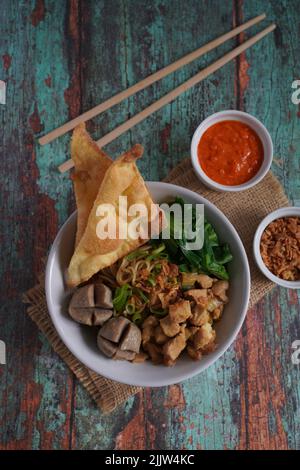 Cuisine indonésienne de rue, maie ayam bakso, nouilles au poulet et servi avec des boulettes de viande Banque D'Images