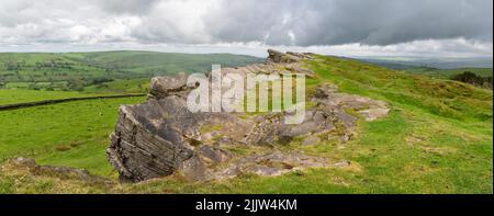 Windshangen rochers près de Kettleshulme sur le Cheshire, frontière du Derbyshire, Angleterre. Endroit populaire avec des marcheurs et des grimpeurs de roche près de la vallée de Goyt. Banque D'Images